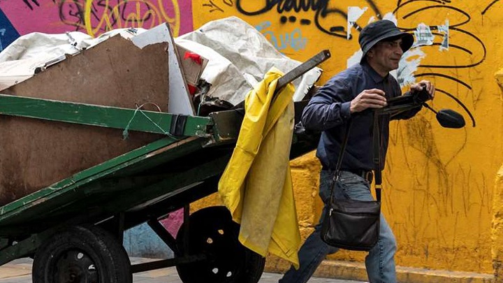 Reciclaje callejero, el rostro de la pobreza y la miseria en Colombia./Foto: AFP