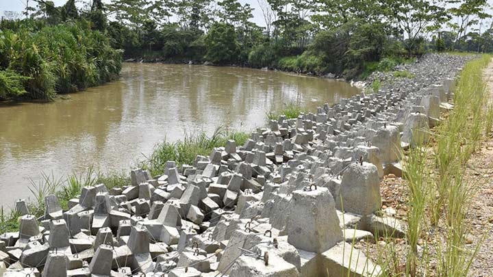 Corponor construyó una barrera para prevenir las inundaciones en Agua Clara/Foto cortesía