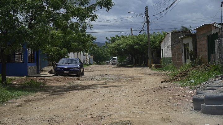 La vía principal del sector está en pésimo estado, según la JAC se debe a que hay vehículos que transitan por ahí para evadir la báscula del anillo vial. / Foto: Jorge Gutiérrez/La Opinión