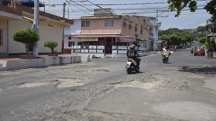Las vías en mal estado del barrio El Contento, preocupan a la comunidad y a líderes comunales. /Foto: Pablo Castillo/La Opinión