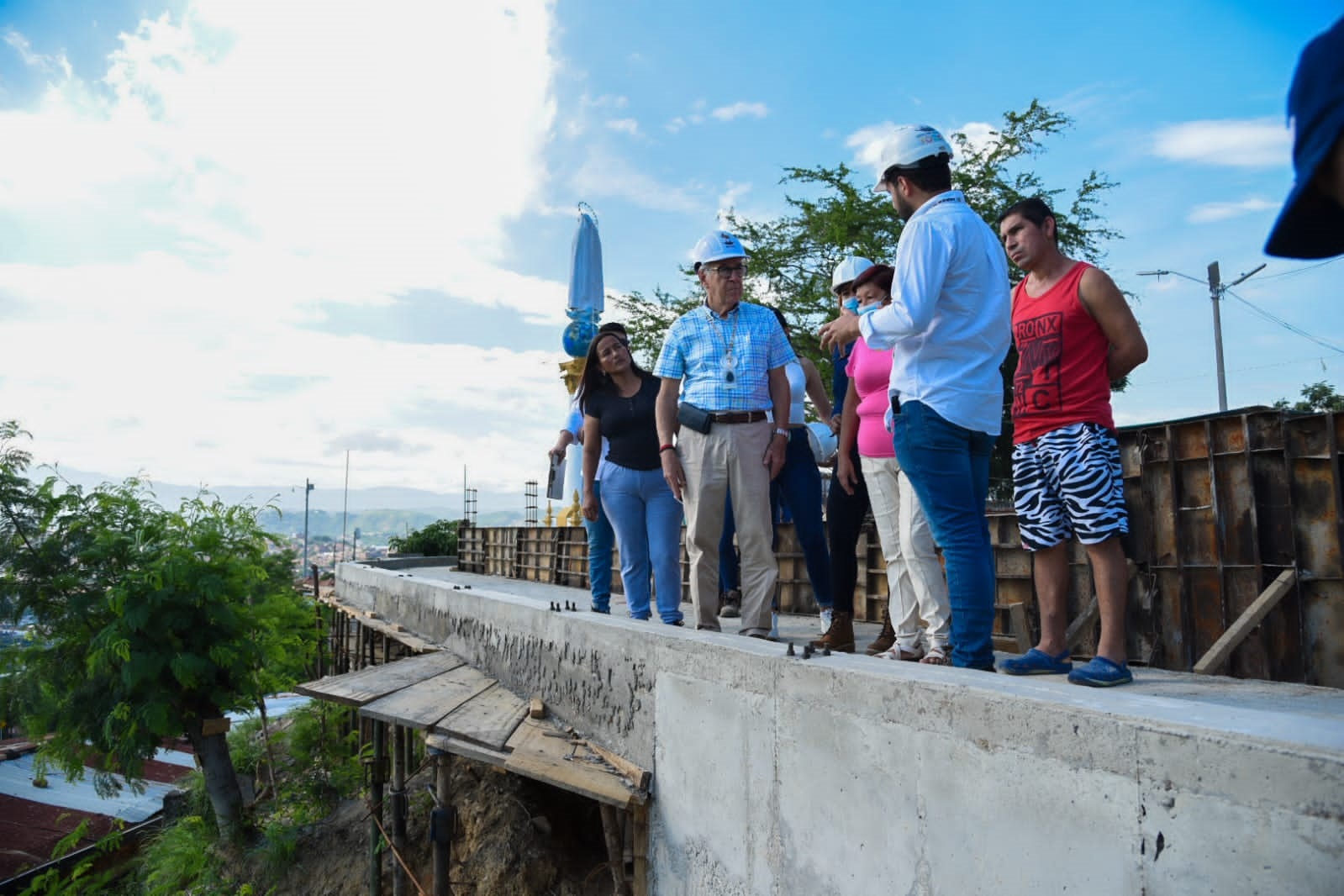 El alcalde Jairo Yáñez inspecciona los trabajos en San Miguel./Foto cortesía