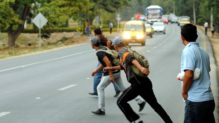 Muchos peatones sufren accidentes por no respetar las señales de tránsito. / Foto: Jorge Gutiérrez / La Opinión 