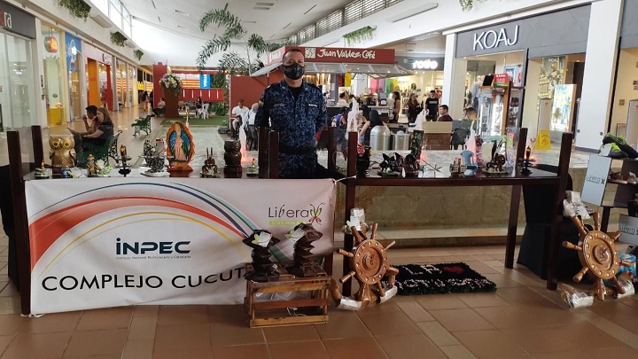 Artesanías elaboradas por los presos de la Cárcel Modelo fueron vendidas este sábado en el centro comercial Unicentro