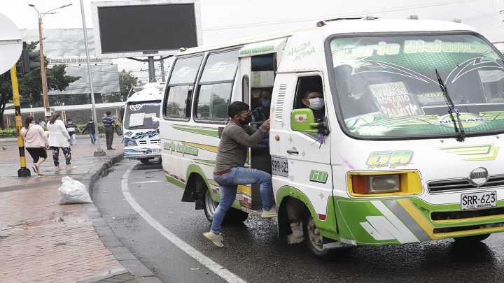 Conductores de busetas piden a los pasajeros pagar completo el pasaje, porque el incremento está aprobado legalmente. / Foto: La Opinión