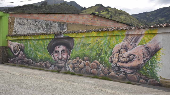 Murales que representan al campesino aguerrido de la región. / Foto: Pablo Castillo / La Opinión 