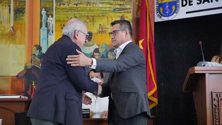 El alcalde Jairo Yáñez se saluda aquí con el presidente del Concejo, Oliverio Castellanos/Foto cortesía