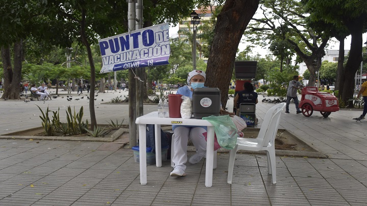 Hasta la fecha, Cúcuta cuenta con un avance del 33,3% en la aplicación de dosis de refuerzos, por lo que aún no se puede eliminar el uso del tapabocas en espacios cerrados. /Foto: Pablo Castillo / La Opinión 