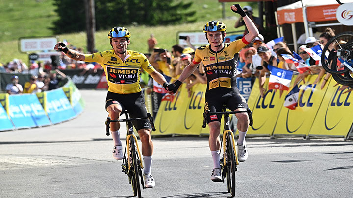 El ganador de la etapa, el ciclista danés Jonas Vingegaard y Primoz Roglic