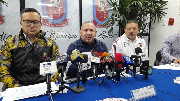 El alcalde de San Cristóbal junto a directores del ayuntamiento explicaron el funcionamiento del nuevo sistema en línea./ Foto: Anggy Polanco / La Opinión 
