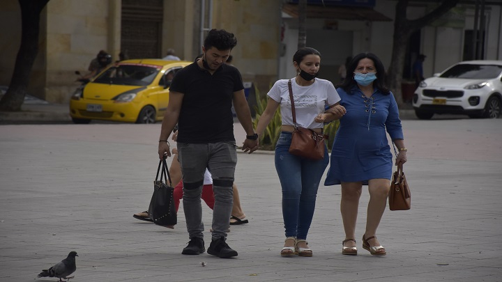 Gente sin tapabocas en las calles. / Foto: Pablo Castillo / La Opinión 