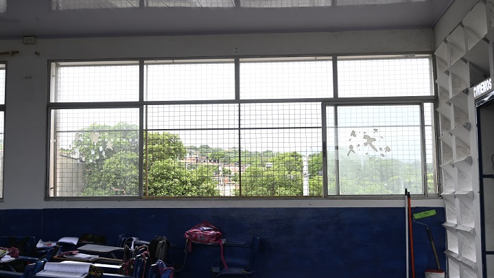 Algunos ventanales de la sede Panamericana de la Institución Educativa Eustorgio Colmenares Baptista están flojos. / Foto: Jorge Gutiérrez / La Opinión 