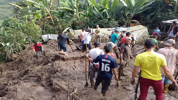 Van tres cadáveres rescatados tras deslizamiento de tierra en Arboledas./Foto: cortesía