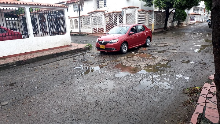 Son varias las calles de Ceiba II que están en pésimo estado y que hace años requieren mantenimiento./ Foto: Cortesía/La Opinión