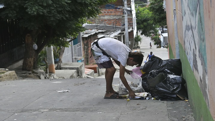 Exhabitantes de calle que limpian y sensibilizan a las personas sin hogar podrían representar una solución a la problemática./ Foto: Jorge Gutiérrez/La Opinión