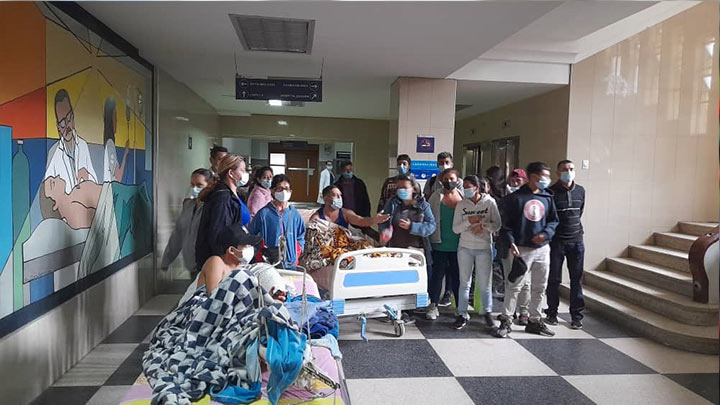 Pacientes del Hospital Central de San Cristóbal protestaron desde sus camillas para exigir operaciones./Foto: cortesía 