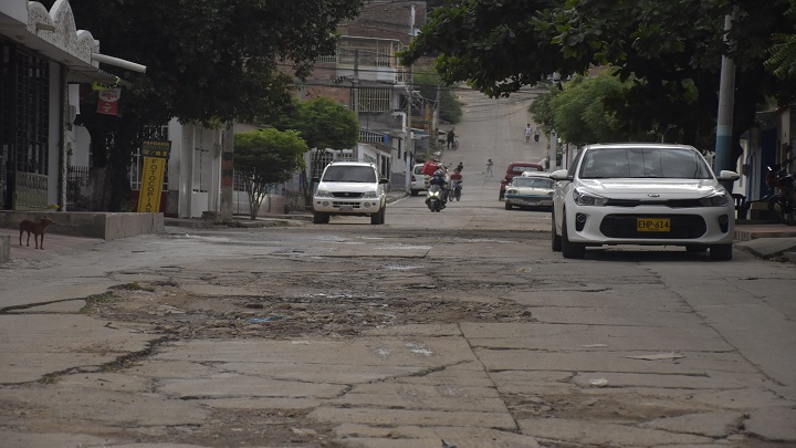 En este barrio hay vías sin pavimentar y otras que tienen pavimento el cual está en pésimo estado. /Foto: Pablo Castillo/La Opinión
