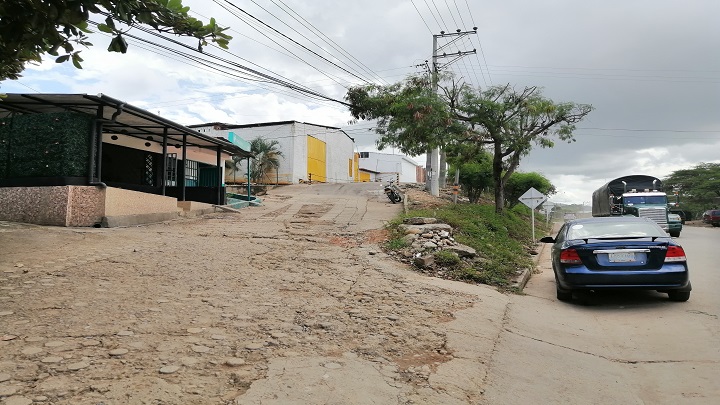 La vía principal del barrio está muy deteriorada. / Foto: Darlin Ramírez/La Opinión