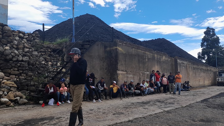 Mineros de Lobatera exigen que dejen trabajar a la empresa privada que les compra el carbón. / Foto: Anggy Polanco / La Opinión
