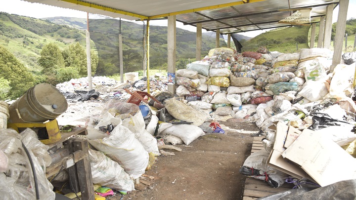 Al mes reciben 6 toneladas de reciclaje, 4 son de plásticos, la mayoría de un solo uso. / Foto: Pablo Castillo / La Opinión 
