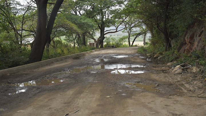La vía se ha deteriorado mucho más a causa de las lluvias. / Foto: Pablo Castillo / La Opinión 