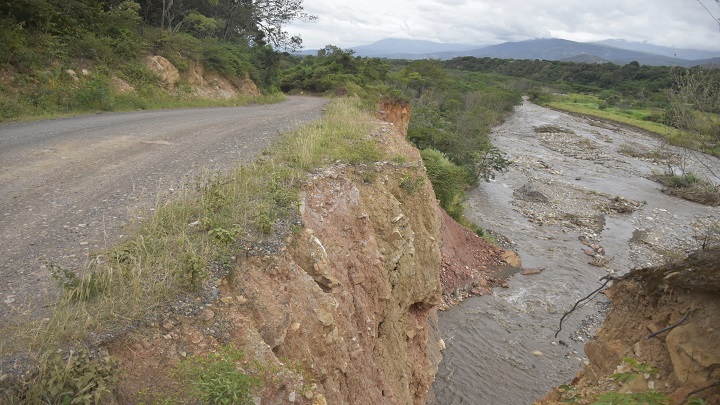El río Táchira está a punto de llevarse parte de la carretera. / Foto: Pablo Castillo / La Opinión 