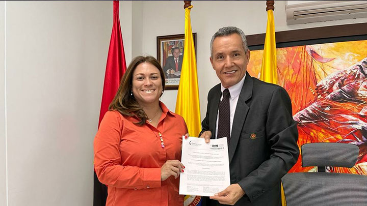 La superintendente Natasha Avendaño y el alcalde Carlos Julio Socha. / Foto: Cortesía