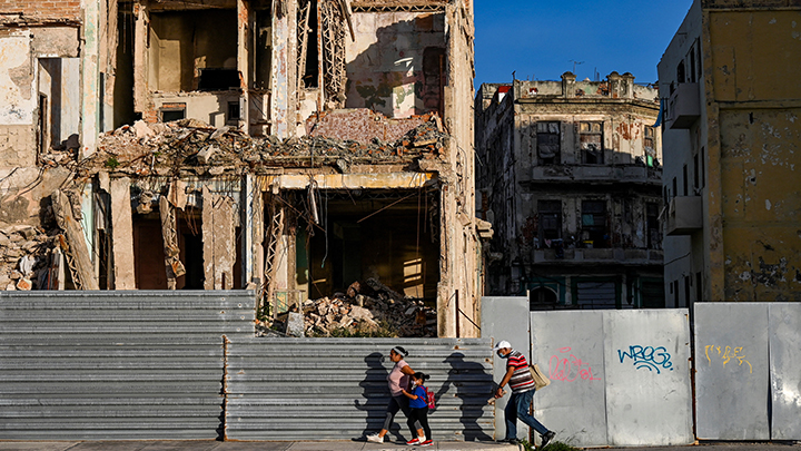 La tensión de vivir bajo el riesgo de un derrumbe en Cuba./Foto: AFP