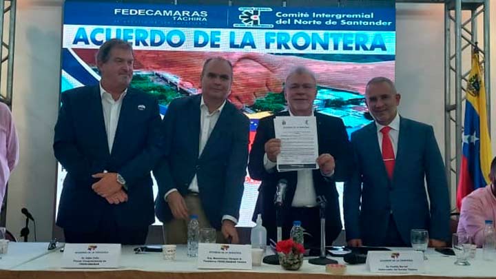 Los gremios económicos binacionales firmaron un acuerdo en San Cristóbal./Foto Anggy Polanco/La Opinión