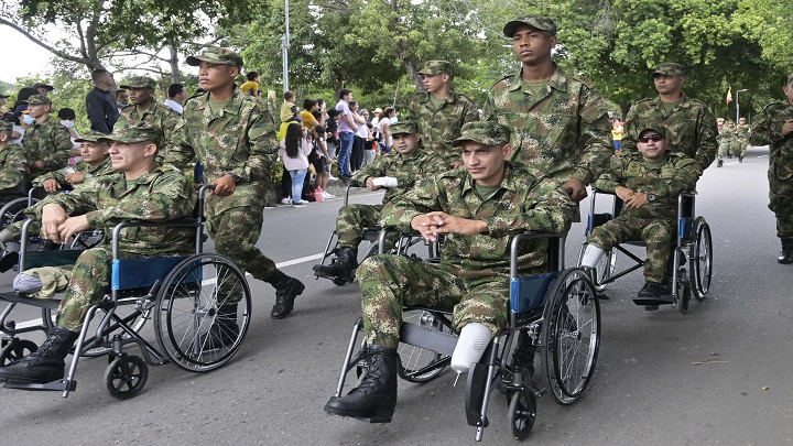Militares víctimas de las minas antipersonales también desfilaron.