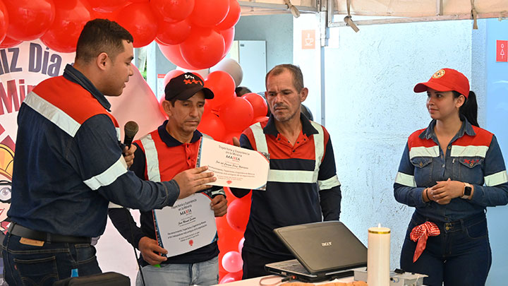 En la mina El Magro entregaron reconocimientos a trabajadores por su trayectoria minera. / Foto: Jorge Guitérrez