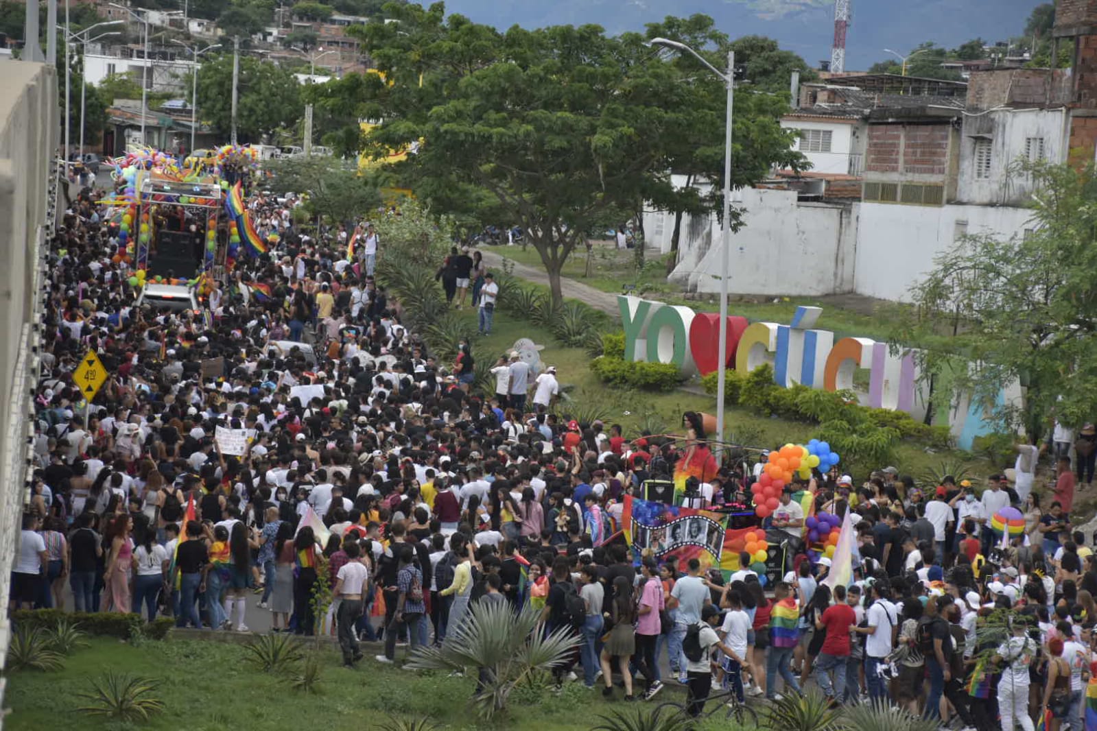 Cientos de personas se unieron para buscar la reivindicación de sus derechos. (Foto Pablo Castillo / La Opinión)