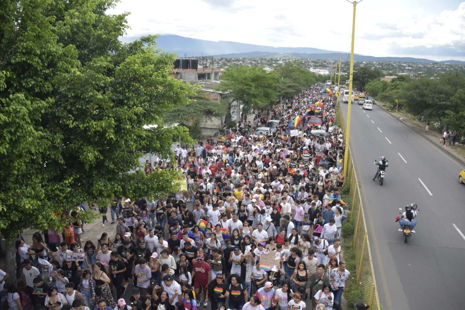 Aunque es grande el grupo de personas que se manifiestan, la tranquilidad ha reinado en la marcha. (Foto Pablo Castillo / La Opinión)