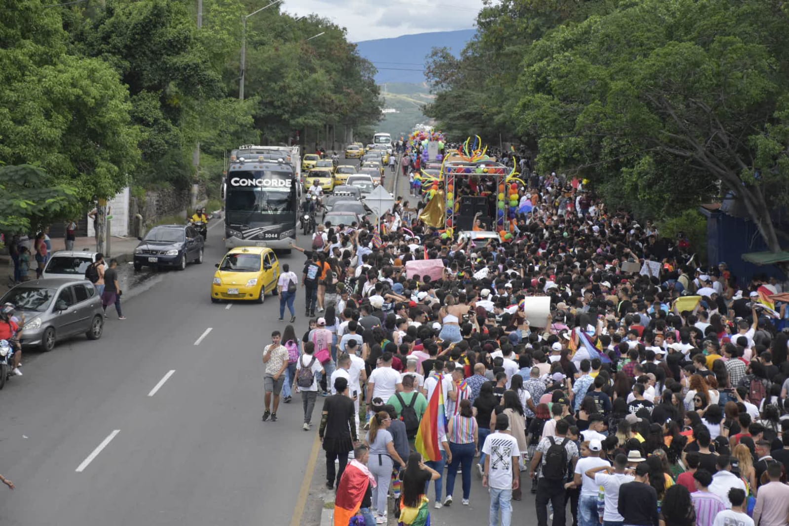La marcha se desarrolla de manera organizada por las calles de Cúcuta. (Foto Pablo Castillo / La Opinión) 