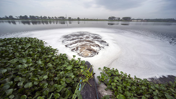 Según los ecologistas, el precio que el río Buriganga paga por este crecimiento económico es exorbitante./Foto: internet