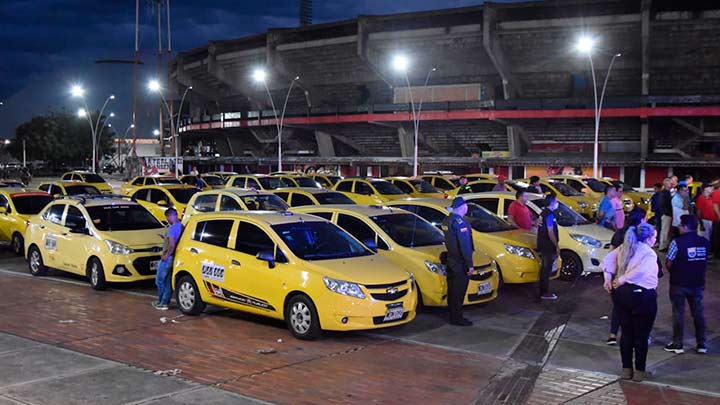 Taxistas recibieron de la alcaldía otros 1.500 botones de pánico./Foto cortesía