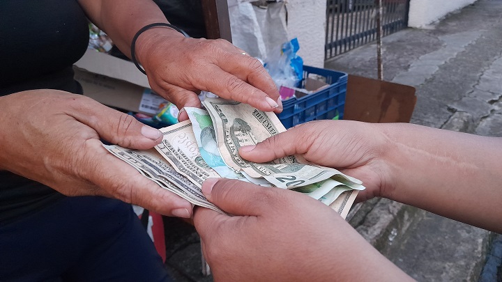 Comerciantes del Táchira temerosos a recibir bolívares ante alza del dólar. Fotos Anggy Polanco / La Opinión