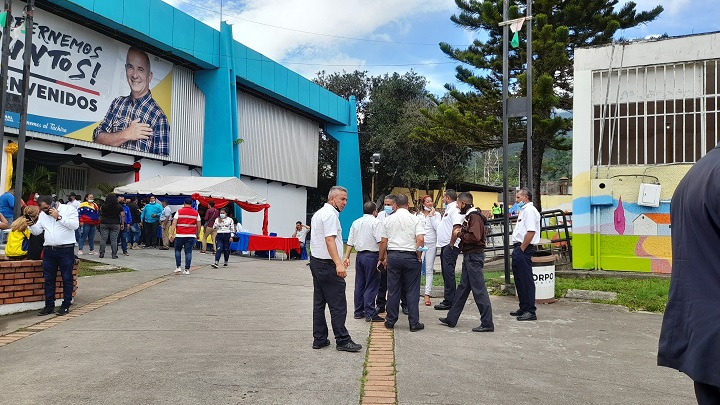 Transportadores de carga del estado Táchira entregan documento con petitorios al Ministro de Transporte de Venezuela. Fotos Anggy Polanco / La Opinión 