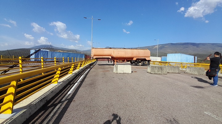 Más de 10 contenedores bloquean el Puente Tienditas del lado venezolano. / Foto: Anggy Polanco / La Opinión