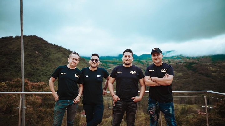 La banda K-Vu se mueve a ritmo de música regional mexicana