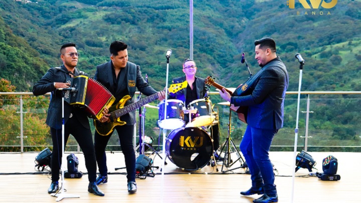 La banda K-Vu se mueve a ritmo de música regional mexicana