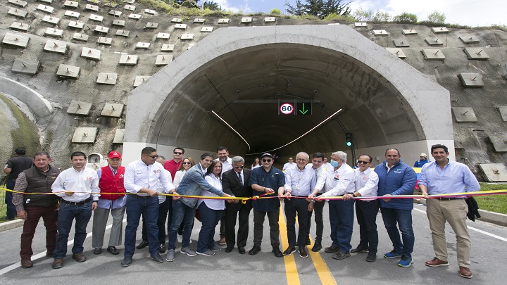 Autoridades nacionales, regionales y locales cortaron la cinta de inauguración del túnel. / Foto: Juan Pablo Cohen / La Opinión 