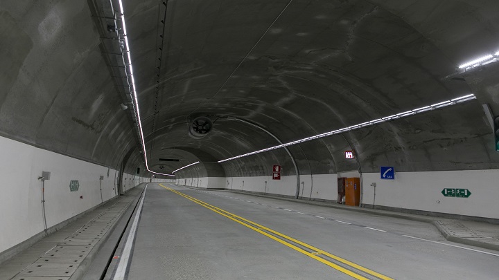 El túnel está diseñado con especificaciones modernas. Tiene un ancho de calzada de 8,3 metros, cada carril de 3,65 metros de ancho. / Foto: Juan Pablo Cohen / La Opinión 