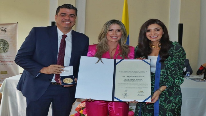En julio Magda Pallares recibió una condecoración de las directivas de Asodamas Nacional y el Congreso de la República. / Foto: Cortesía