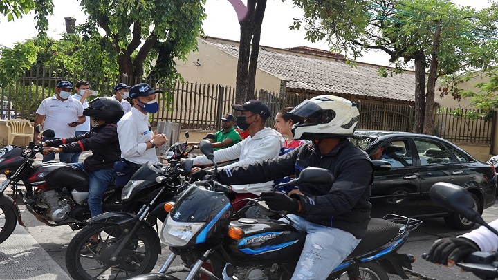 Adelantan un programa para la promoción del uso adecuado de los elementos de protección personal en biciusuarios y motociclistas. /Foto: Cortesía / La Opinión