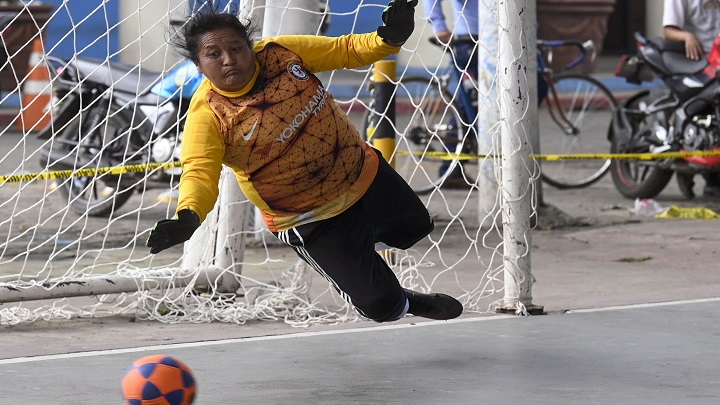 A sus 57 años, Alma "vuela" bajo el arco de fútbol en Guatemala./Foto: AFP