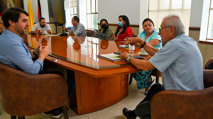 El alcalde de Cúcuta, Jairo Yáñez, se reunió con varios representantes del Grupo Farmatodo. / Foto: Cortesía