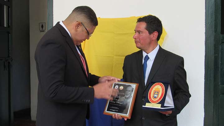 El rector de la universidad d ePamplona, Ivaldo Torres, entrega una placa al director del Museo de Arte Moderno, Ricardo Becerra/Foto Cortesía