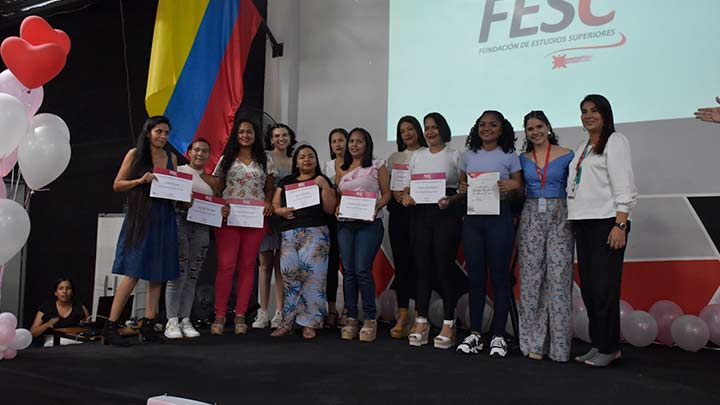 Un grupo de 12 mujeres recibió su certificado en este primer diploma./Foto Pablo Castillo/La Opinión