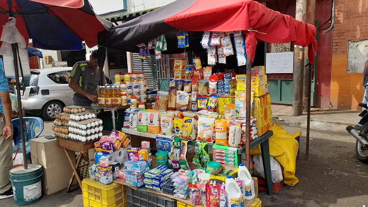 Pie de foto: Sobreprecios de los productos colombianos en Venezuela se reducirían con apertura comercial de la frontera. / Foto: Anggy Polanco / La Opinión 