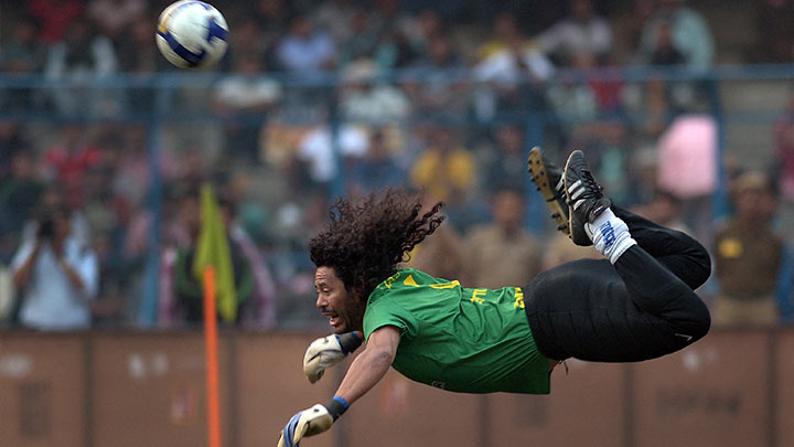 René Higuita hizo famosa la jugada del escorpión en un partido amistoso contra Inglaterra./Foto: AFP